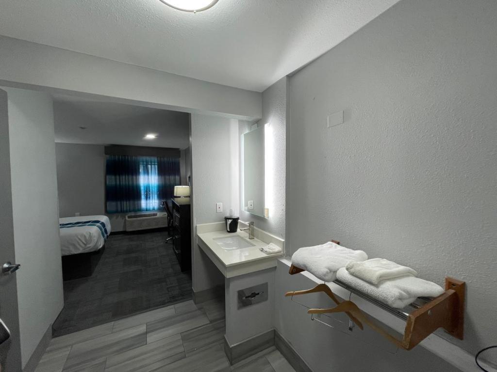 La Quinta By Wyndham Airport Executive Dr Hotel 3*