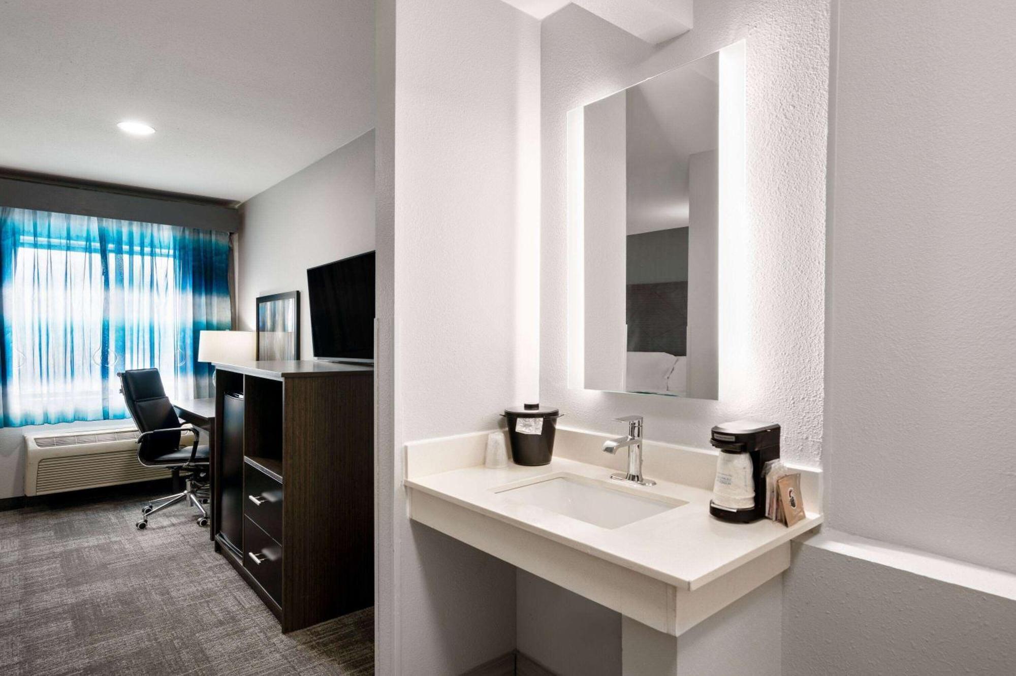 La Quinta By Wyndham Airport Executive Dr Hotel